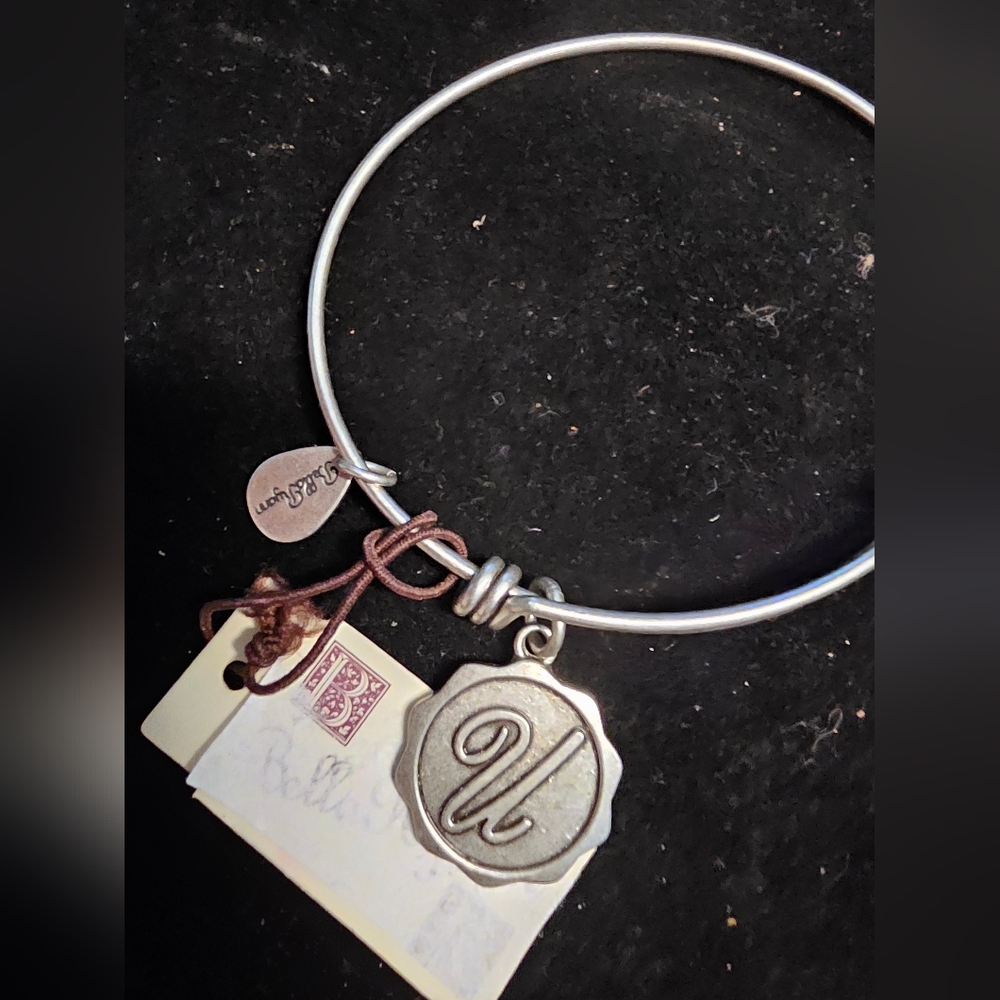 BELLA RYANN EXPANDABLE GOLD TONE INITIAL "U" DANGLE CHARM BRACELET~NEW